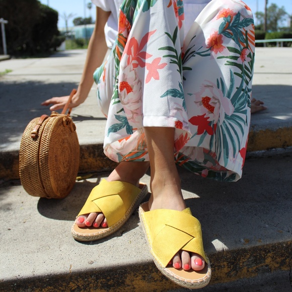 🚨//The Elsinore// Yellow vegan suede Sandals - Picture 8 of 8